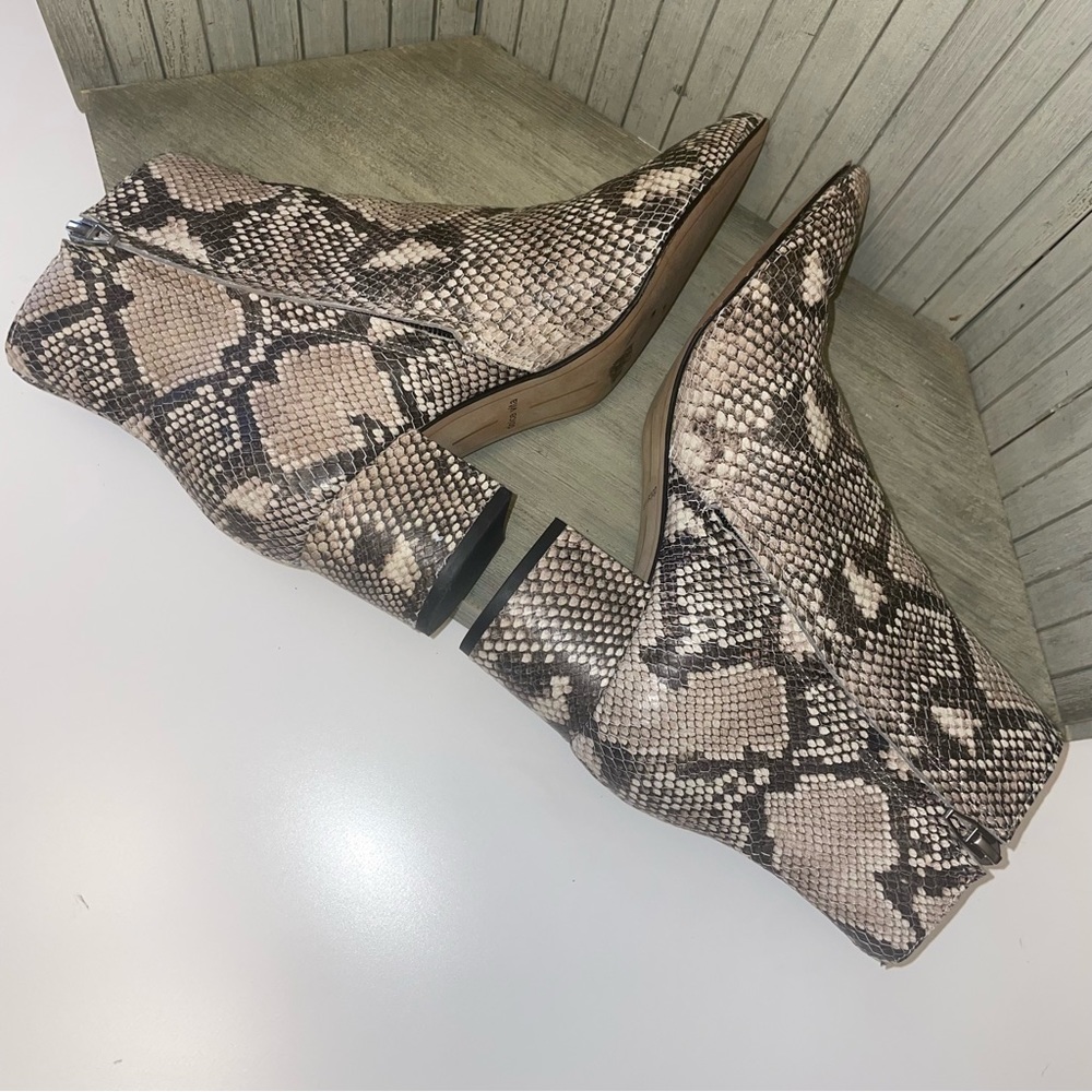 Flawless Dolce Vita Snakeskin Pointed Toe Boots 8 - Picture 5 of 10